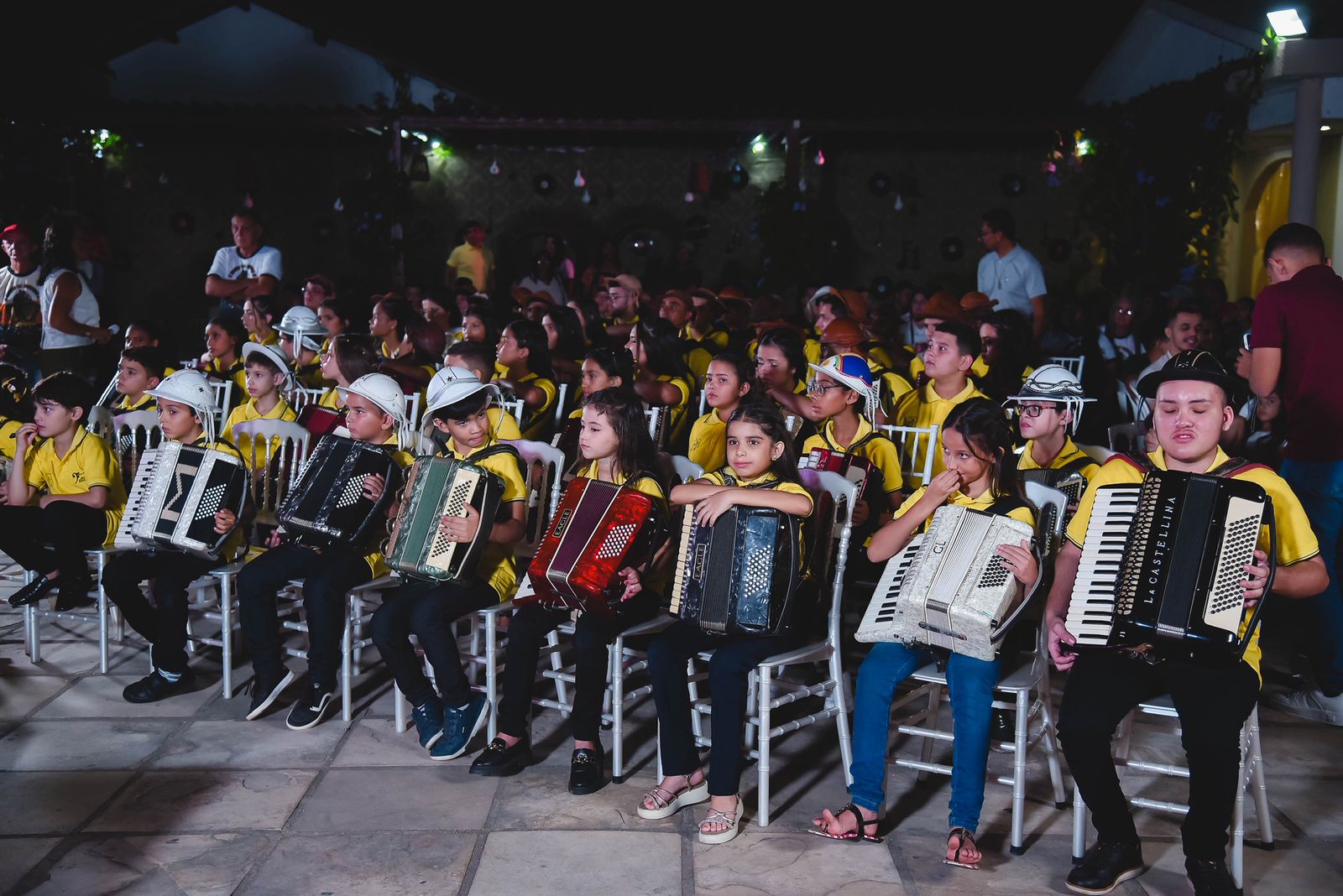Crianças tocando instrumentos